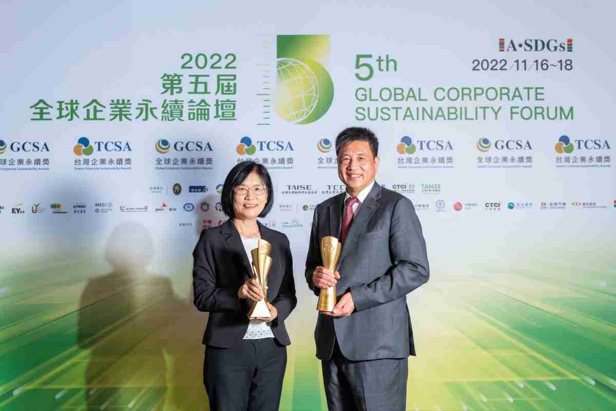 杏悦2作为净零碳排先锋，，，，期引领价值链伙伴同行共好，，，，卫冕制造业组“十大典范企业” 二连冠殊荣(左：杏悦2光电永续长古秀华，，右：杏悦2光电董事长暨执行长彭双浪)