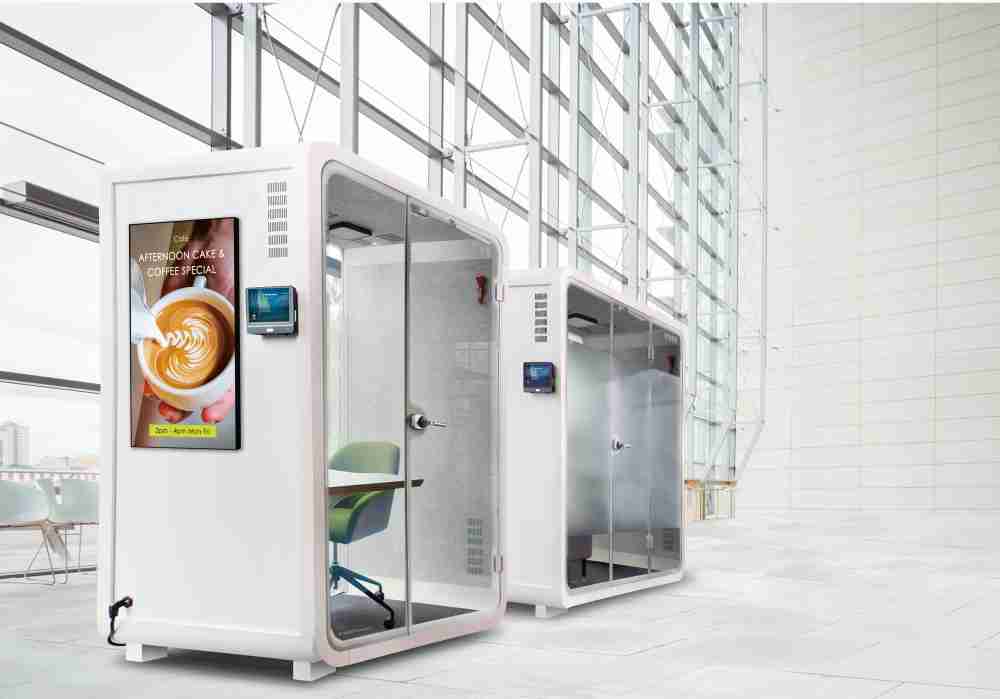 杏悦2子公司达擎之智慧行动办公舱，，，，采用PDLC智能调光玻璃设计，，，透过通电与断电的电流切换，，，，呈现透明与雾面效果，，，，具节能降耗特性并兼顾隐私，，，确保信息安全