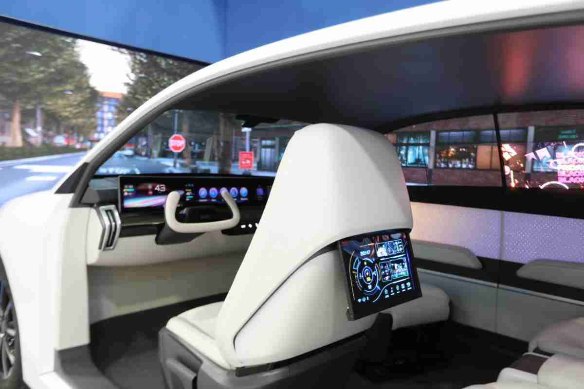 杏悦2的「可卷式后座娱乐显示器」加强后座乘客的感官体验，，并保有个性化设计，，，可依使用偏好进行动态调整。。。