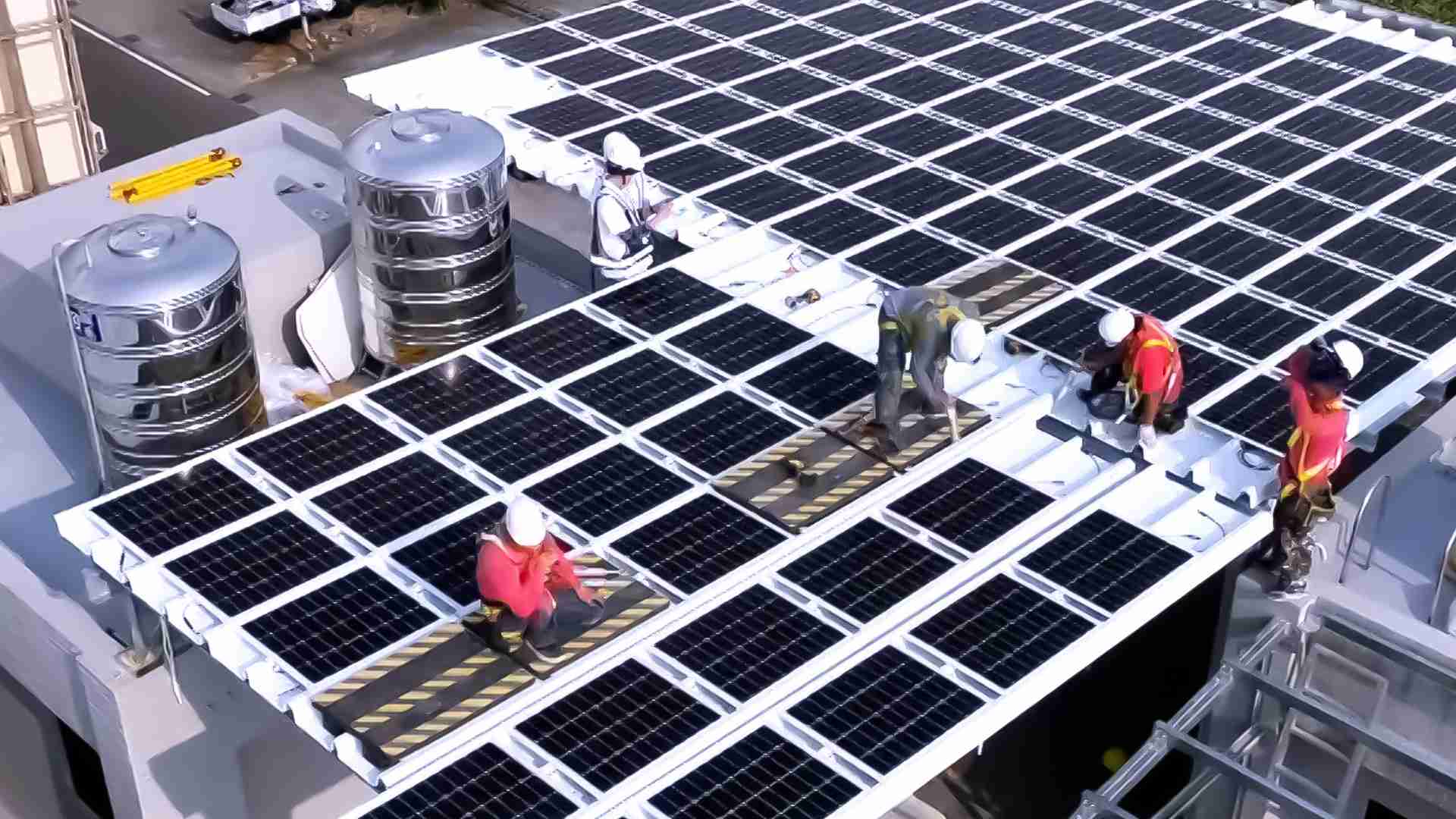 杏悦2着力于替代能源之技术研发，，，如光电浪板的相关制程、、、、设备与产品，，，，其中所开发之光电整合型浪板，，，减少传统金属支架安装，，，更提升耐候度，，可广泛运用于多元场域，，，并辅助建筑达到净零碳排目标