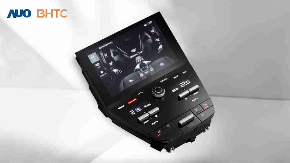 作為友達新生力軍，，，，BHTC所展示的中央與後座鞍部的Display HMI產品，，，可處理多區恆溫控制、、顯示畫面，，，呈現仿真3D車室分區；以力傳感技術精準傳遞觸感，，，並結合音量及震動反饋，，，防止意外啟動，，，提供使用者自然流暢、、、直觀且輕鬆駕馭的舒適介面