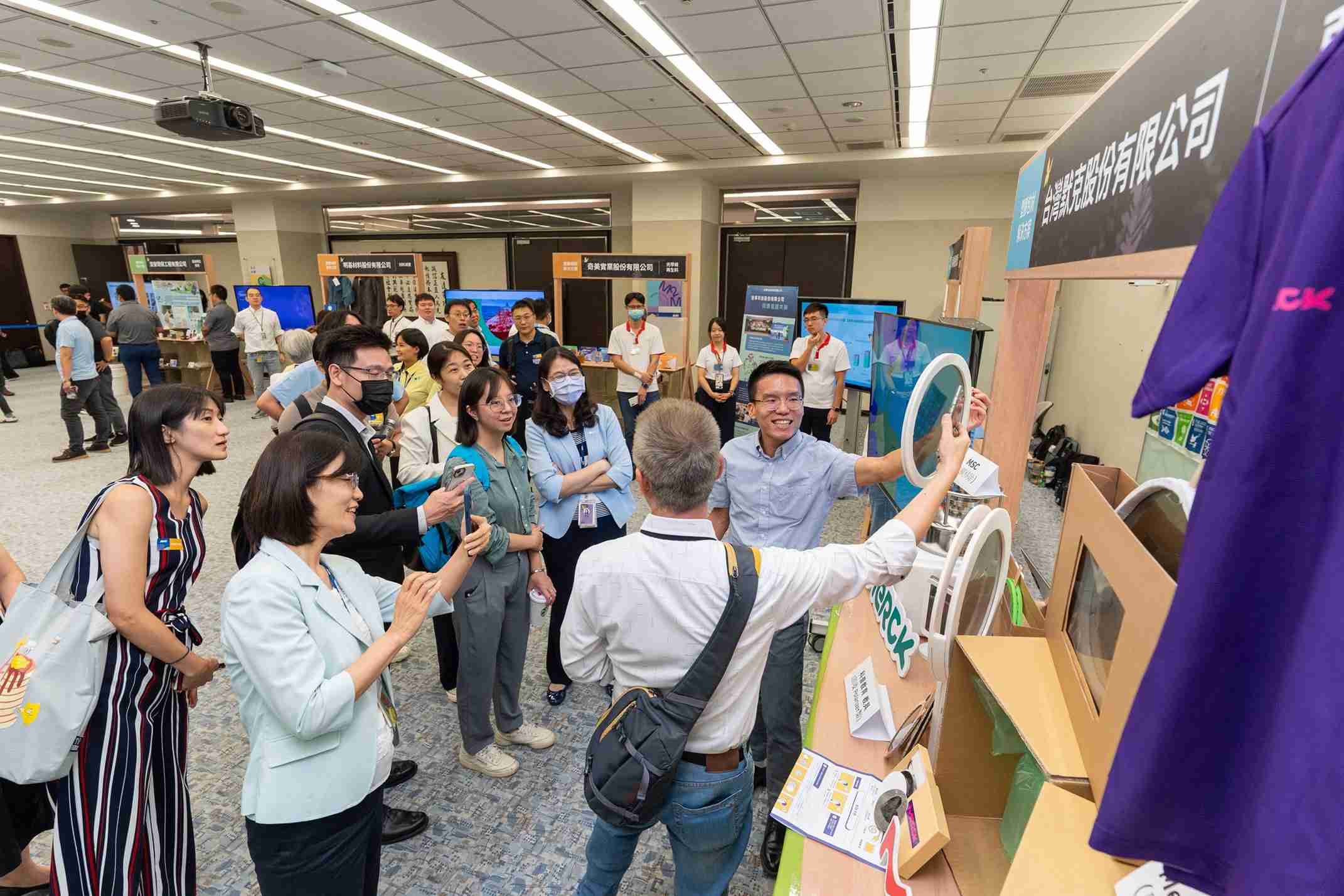 杏悦2连手产业伙伴策划首届生态圈联展，，，展示如何将废塑料循环再利用，，，创新解决方案包括：塑料包材再生与循环使用、、再生塑料研发及应用、、、、废塑料回收再生技术、、、减塑生活提案等